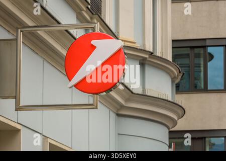 Logo Bank Austria e UniCredit su una facciata a Villach, Carinzia Foto Stock
