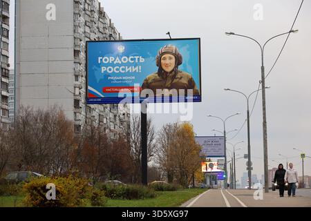 Poster dedicato agli eroi dell'operazione militare speciale russa in Ucraina sulla strada della città Foto Stock