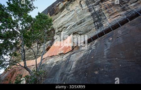 Scale e scale che risalgono la parete rocciosa di Sigiriya, la roccia del Leone, in Sri Lanka il 19 settembre 2016 Foto Stock