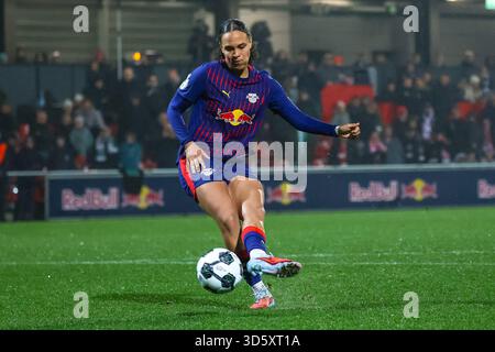 Lisa Baum (RB Leipzig Women, #11) segna un calcio di rigore, RB Leipzig Women vs SV Werder Brema Women, Football, DFB Cup Women, Round of 16, stagione 2025/2026, 16 NOVEMBRE 2025, LE NORMATIVE DFL VIETANO QUALSIASI USO DI FOTOGRAFIE COME SEQUENZE DI IMMAGINI E/O QUA Foto Stock