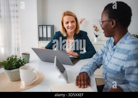 Donne d'affari che discutono durante una riunione in ufficio Foto Stock