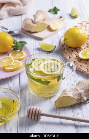 Primo piano di tè verde con limone, zenzero e miele. Cucinare gli ingredienti. Messa a fuoco selettiva Foto Stock