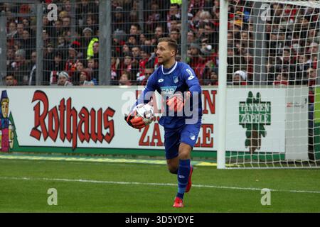 Torwart [portiere] Oliver Baumann (Hoffenheim) mit Ball, 1. BL: 18-19: 19. Sptg. - FREIBURG VS. TSG 1899 LA NORMATIVA HOFFENHEIM DFL VIETA QUALSIASI USO DI FOTOGRAFIE COME SEQUENZE DI IMMAGINI E/O QUASI-VIDEO Foto Stock