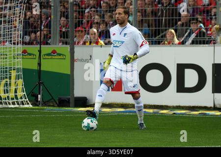 Torwart [portiere] Oliver Baumann (Hoffenheim) mit Ball, 1. BL: 17-18 - 7. Spieltag - Friburgo vs. TSG 1899 Hoffenheim Foto Stock