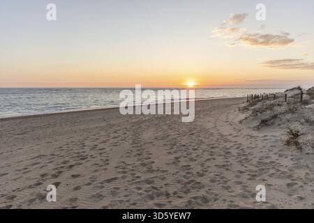 Un tramonto mozzafiato sulla spiaggia. Vista dalla spiaggia al tramonto all'orizzonte sul mare. Vista panoramica sulla costa atlantica vicino a RO Foto Stock
