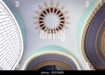 VICHY, FRANCIA, 12 APRILE 2022 : decori esterni delle terme delle cupole Foto Stock