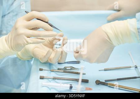 Funzionamento del microscopio laser oftalmologico. Sala clinica con medico e parente. Guanti e strumenti medici Foto Stock