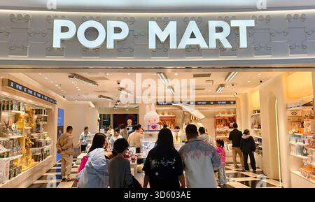 SHANGHAI, CINA - 16 NOVEMBRE 2025 - i clienti effettuano acquisti presso il flagship store Pop Mart di Shanghai, Cina, il 16 novembre 2025. Foto Stock