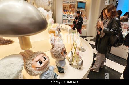 SHANGHAI, CINA - 16 NOVEMBRE 2025 - i clienti effettuano acquisti presso il flagship store Pop Mart di Shanghai, Cina, il 16 novembre 2025. Foto Stock