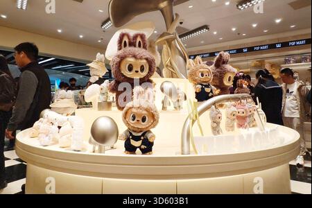 SHANGHAI, CINA - 16 NOVEMBRE 2025 - i clienti effettuano acquisti presso il flagship store Pop Mart di Shanghai, Cina, il 16 novembre 2025. Foto Stock