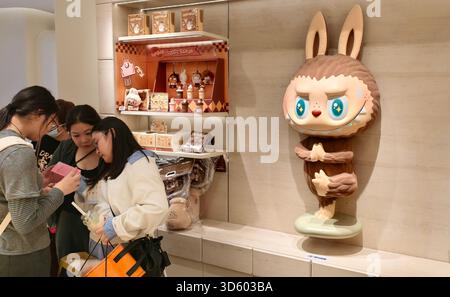 SHANGHAI, CINA - 16 NOVEMBRE 2025 - i clienti effettuano acquisti presso il flagship store Pop Mart di Shanghai, Cina, il 16 novembre 2025. Foto Stock