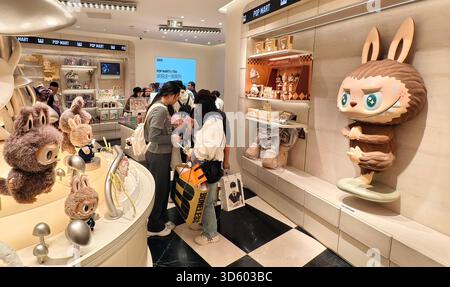 SHANGHAI, CINA - 16 NOVEMBRE 2025 - i clienti effettuano acquisti presso il flagship store Pop Mart di Shanghai, Cina, il 16 novembre 2025. Foto Stock