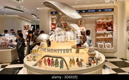 SHANGHAI, CINA - 16 NOVEMBRE 2025 - i clienti effettuano acquisti presso il flagship store Pop Mart di Shanghai, Cina, il 16 novembre 2025. Foto Stock