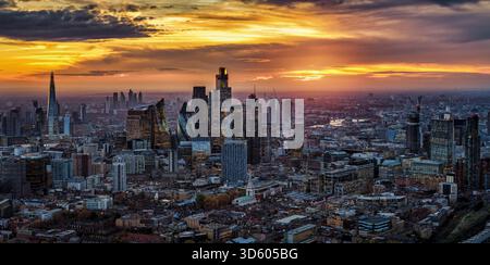 Vista aerea panoramica di Londra, Inghilterra, skyline da sud a nord con i grattacieli della City e Westminster sullo sfondo durante il tramonto Foto Stock