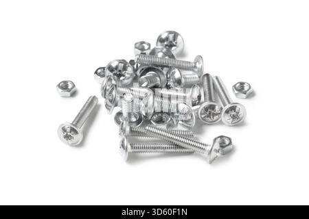 Pile di bulloni filettati con dadi cromati isolati su sfondo bianco Foto Stock