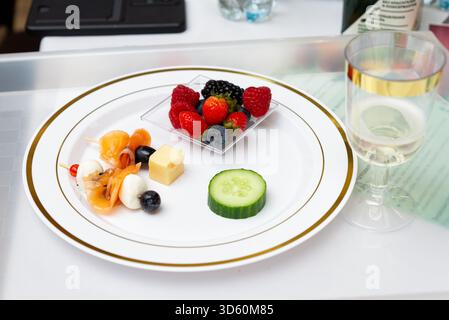 Mosca, Russia - 09 ottobre 2025 - Un piatto gourmet splendidamente organizzato con frutta fresca, cubetti di formaggio assortiti e fette di verdure. perfec Foto Stock