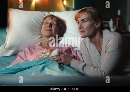 DATA DI USCITA: 24 dicembre 2025 TITOLO: Goodbye June STUDIO: Netflix DIRECTOR: Kate Winslet TRAMA: Segue un gruppo di fratelli fratturati che devono unirsi in circostanze improvvise e difficili. PROTAGONISTA: (L to R) HELEN MIRREN nel ruolo di June, KATE WINSLET nel ruolo di Julia. SOLO PER USO EDITORIALE! Non per USO commerciale! Foto Stock