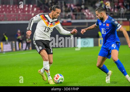 Da sinistra a destra: Leroy sane (GER, 19), David Hancko (SVK, 16), duello, azione, lotta, lotta per la palla, azione, duelli, lotta per la palla, GER, Sassonia, Lipsia, calcio, partita finale a gironi della nazionale tedesca contro la Slovacchia, squadra DFB, Qualificatio Foto Stock