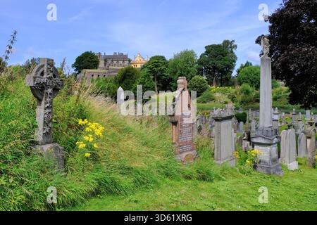 Stirling: Castello di Stirling, cimitero della città vecchia, lapidi, fiori, sentiero erboso e cielo blu dal punto di vista di Stirling, Scozia, Regno Unito Foto Stock