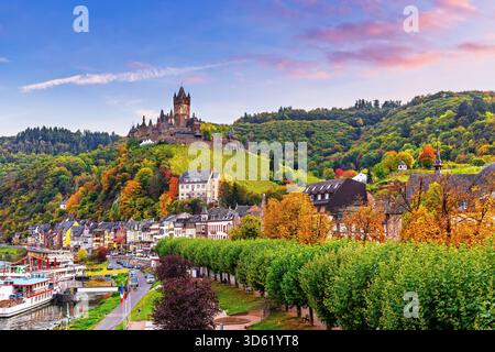 Cochem, Germania. Città vecchia e la città di Cochem Reichsburg (castello) sul fiume Mosella. Foto Stock