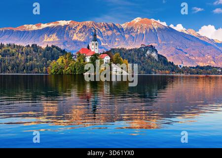 Lago di Bled, Slovenia. Tramonto sul lago di Bled con la famosa Bled Island e lo storico castello di Bled sullo sfondo. Foto Stock