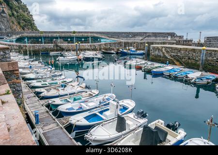Piccole barche da pesca e yacht da diporto attraccati nel porto di Elantxobe, Stone Pier e Breakwater Wall, Paesi Baschi, Spagna Foto Stock