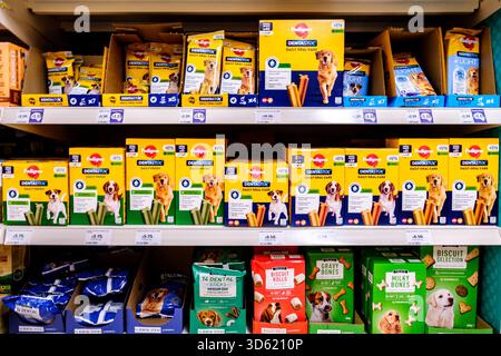 Londra Regno Unito, 16 novembre 2025, Selezione di Supermarket PET Dog Dentastix Oral Care for Fresh Breath Foto Stock