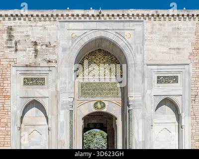 Porta Imperiale (Bab-ı Hümayun) del Palazzo Topkapı a Istanbul, Türkiye Foto Stock