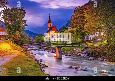 Parco Nazionale Berchtesgaden, Germania. Chiesa parrocchiale di San Sebastiano nel villaggio di Ramsau Foto Stock