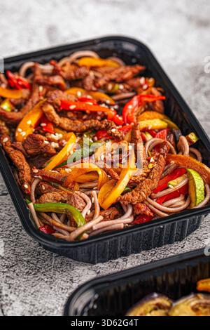 Mescolare gli spaghetti di manzo con verdure colorate Foto Stock