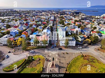 Vista dalla chiesa di Hallgrimskirkja al monumento di Leif Eriksson, i tetti colorati di Reykjavik e il mare, l'Islanda e Reykjavik Foto Stock