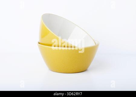 Due ciotole in ceramica impilate su sfondo bianco Foto Stock