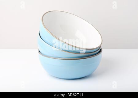 Pila di tre ciotole di ceramica blu per cereali o dessert su sfondo bianco con spazio per le copie Foto Stock