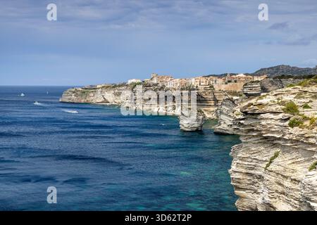 Città vecchia su una scogliera calcarea sul Mar Mediterraneo, Francia, Corsica, Bonifacio Foto Stock