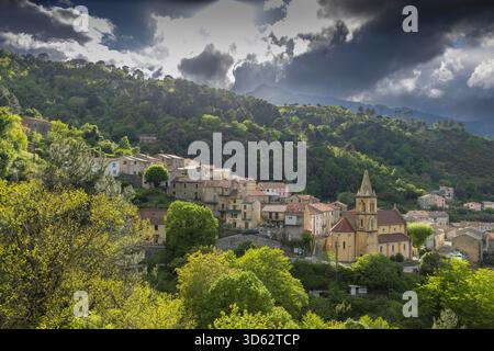 Villaggio sulle montagne corso alla luce della sera, Francia, Corsica, Vivario Foto Stock