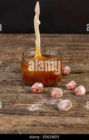 marmellata d'arancia fatta di arance e agrumi freschi , marmellata d'arancia con frutta secca kumquat in sciroppo di zucchero dolce, marmellata per preparare dessert in un bicchiere rotondo ja Foto Stock