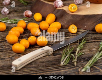 marmellata d'arancia composta da arance e agrumi ed essiccata in sciroppo di zucchero, frutta kumquat intera in polvere bianca, un bicchiere con marmellata d'arancia dolce è sul Foto Stock