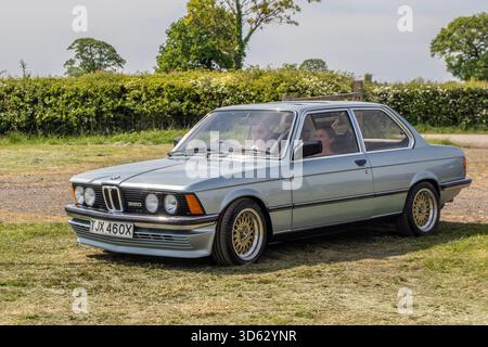BMW anni '1982 80 Silver 320 Blue Saloon benzina 1990 cc, BMW serie 3 di prima generazione (designazione interna E21); presso la sede Wheels Up North Events di Longridge, Inghilterra Foto Stock
