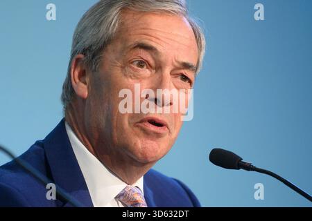 Londra, Regno Unito. 18 novembre 2025. Nigel Farage, leader britannico della riforma, parla a una conferenza stampa alla Church House. Credito: Justin ng/Alamy Live News. Foto Stock