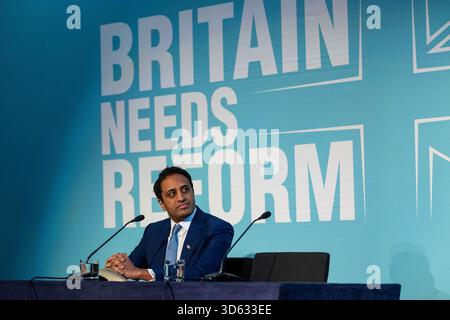 Londra, Regno Unito. 18 novembre 2025. Zia Yusuf, capo della politica, in una conferenza stampa di riforma del Regno Unito a Westminster, che presenta i piani del partito per imporre importanti tagli alla spesa che daranno priorità ai cittadini britannici, tagliando gli aiuti all'estero, limitando i benefici per i migranti e deportando criminali stranieri con un risparmio di 25 miliardi di sterline all'anno nelle finanze pubbliche. Crediti: Stephen Chung / Alamy Live News Foto Stock