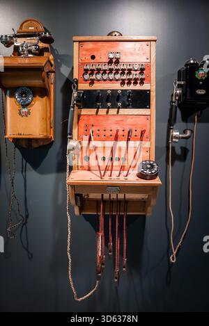 Esposizione di quadri elettrici telefonici antichi nel museo dell'auto e della tecnologia Foto Stock