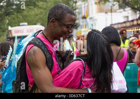 Carnevale di Notting Hill 2023 con i festeggiamenti sorridenti. Londra, Regno Unito, 28 agosto 2023 Foto Stock