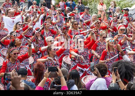 Artisti e folla al Carnevale di Notting Hill 2023. Londra, Regno Unito, 28 agosto 2023 Foto Stock