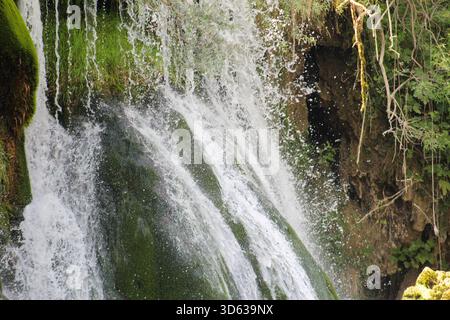 Vista ravvicinata dell'acqua alla cascata Kravica in Erzegovina, catturata il 24 agosto 2025, che mette in evidenza il movimento e le texture naturali. Foto Stock