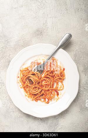 Un piatto con spaghetti alla bolognese avanzi, senza persone, Foto Stock