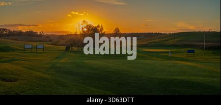 Tramonto su un bellissimo campo da golf in autunno Foto Stock