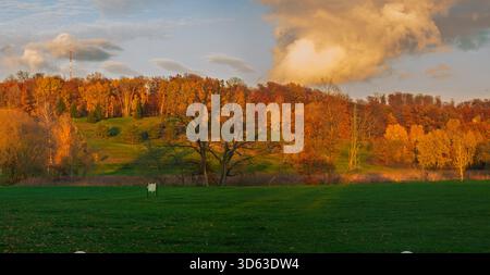 Tramonto su un bellissimo campo da golf in autunno Foto Stock