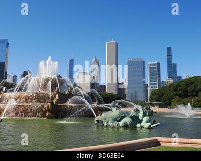 Chicago, USA - 15 settembre 2025: Una vista panoramica della Buckingham Fountain con i moderni grattacieli dello skyline di Chicago sullo sfondo. Foto Stock
