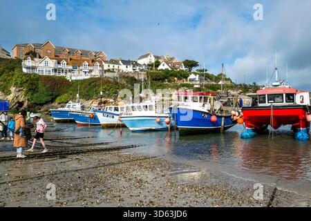 Piccole barche da pesca spiaggiate nel pittoresco porto di Newquay Harbour a Newquay in Cornovaglia in Inghilterra nel Regno Unito. Foto Stock