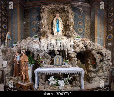 Un'altare espone diorama dedicato alla Vergine Maria e a Santa Bernadette nella Collegiata di San Martino, San Remy de Provence, Francia. Foto Stock